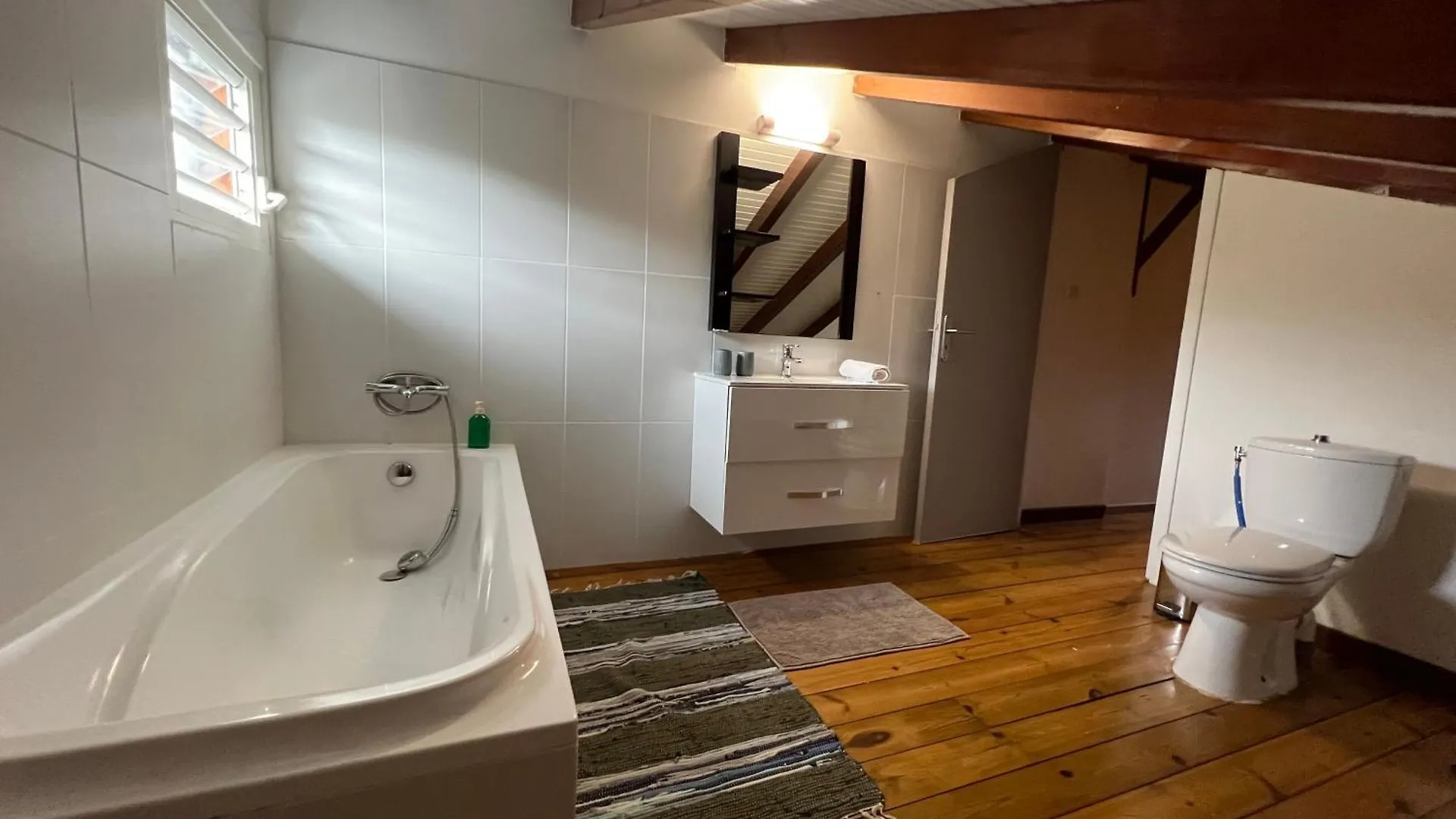 Villa Au Calme Avec Jacuzzi, Villa Le Boursoie Les Abymes