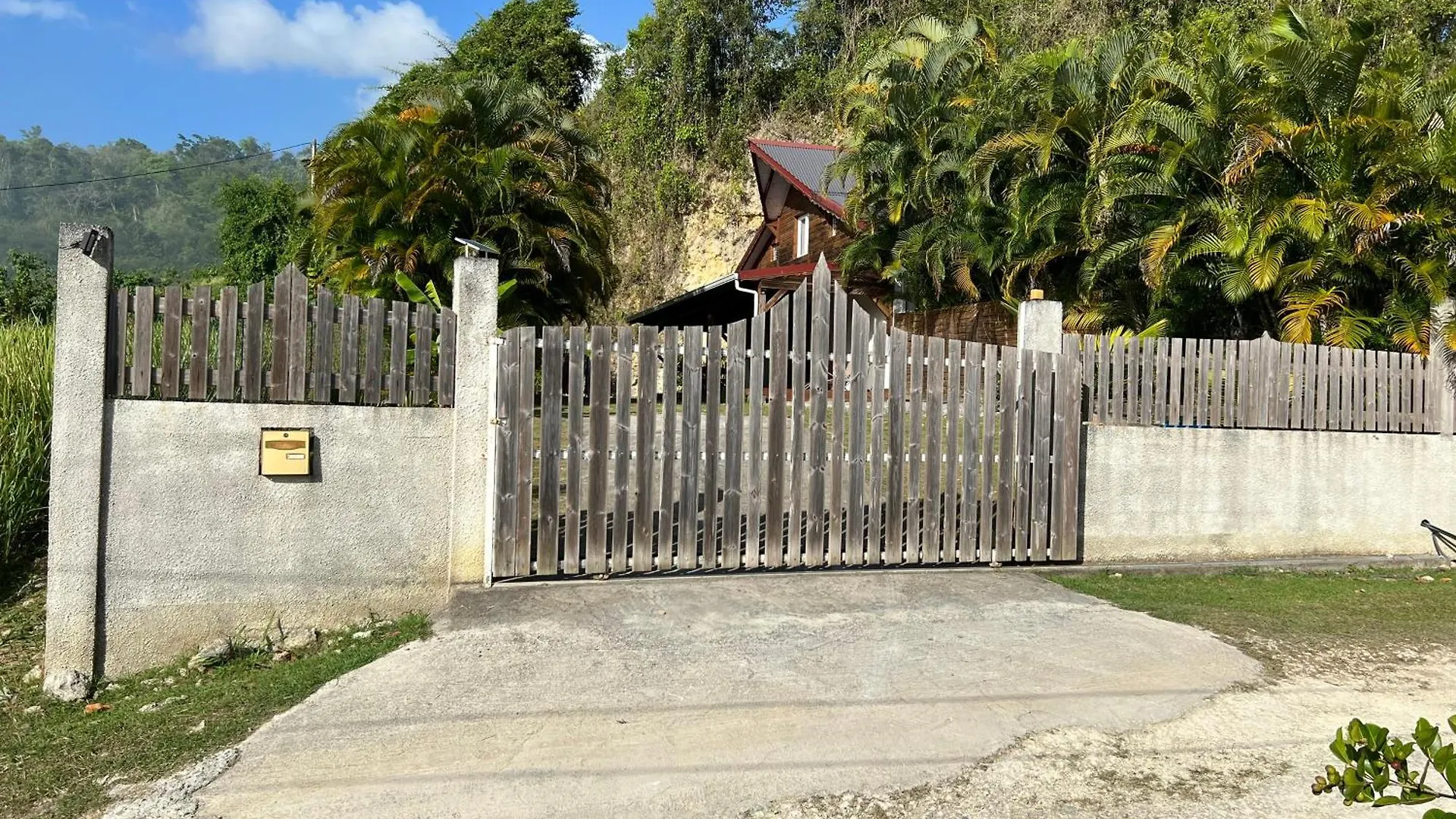 Villa Au Calme Avec Jacuzzi, Villa Le Boursoie Les Abymes Guadeloupe