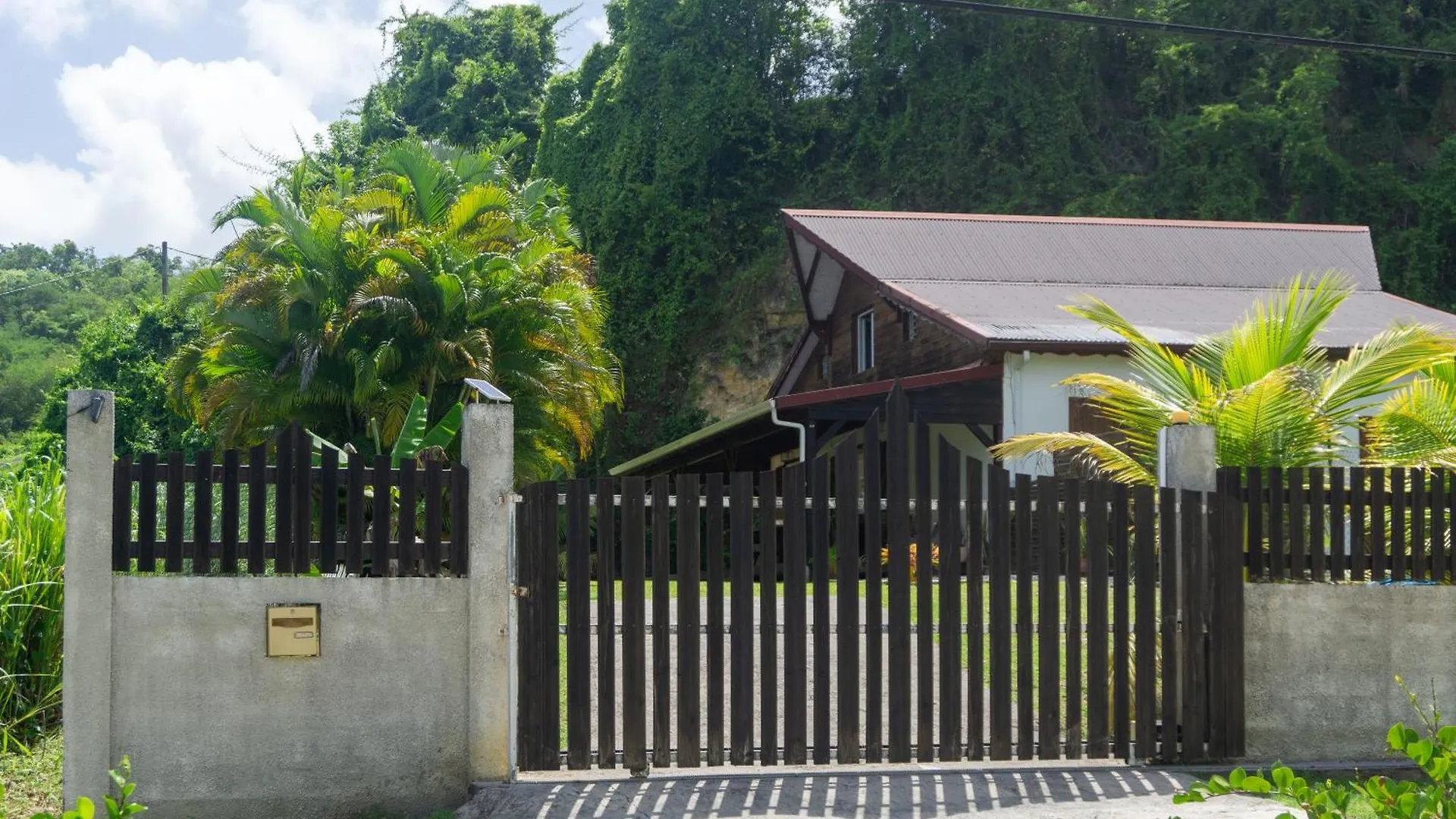 Villa Au Calme Avec Jacuzzi, Villa Le Boursoie Les Abymes
