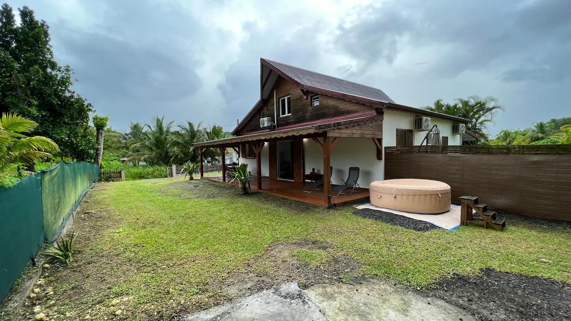 Villa Au Calme Avec Jacuzzi, Villa Le Boursoie Les Abymes