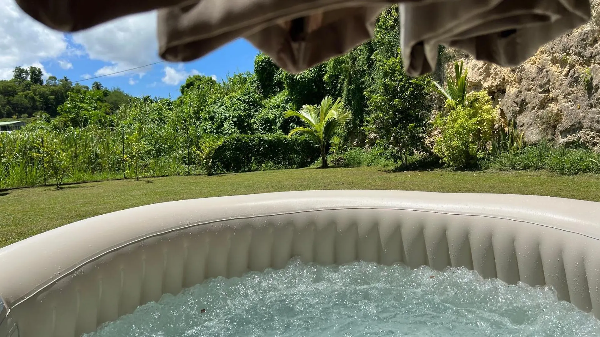 Villa Au Calme Avec Jacuzzi, Villa Le Boursoie Les Abymes