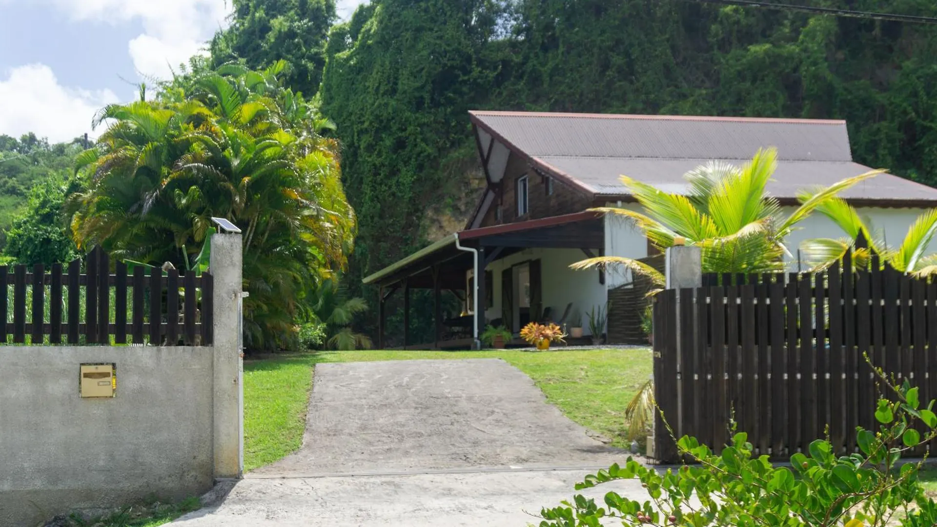 Villa Au Calme Avec Jacuzzi, Villa Le Boursoie Les Abymes Guadeloupe