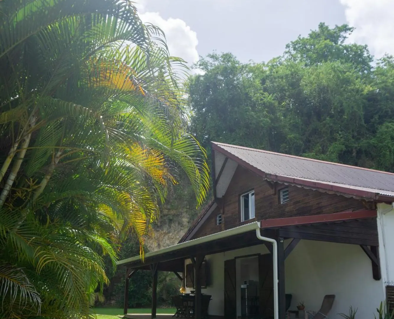Villa Au Calme Avec Jacuzzi, Villa Le Boursoie Les Abymes