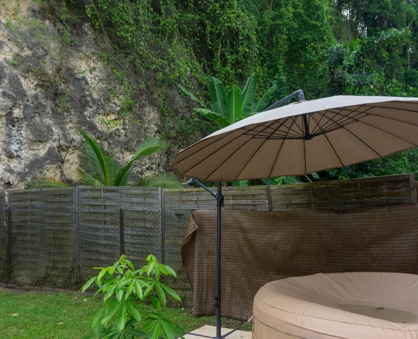 Villa Au Calme Avec Jacuzzi, Villa Le Boursoie Les Abymes Guadeloupe